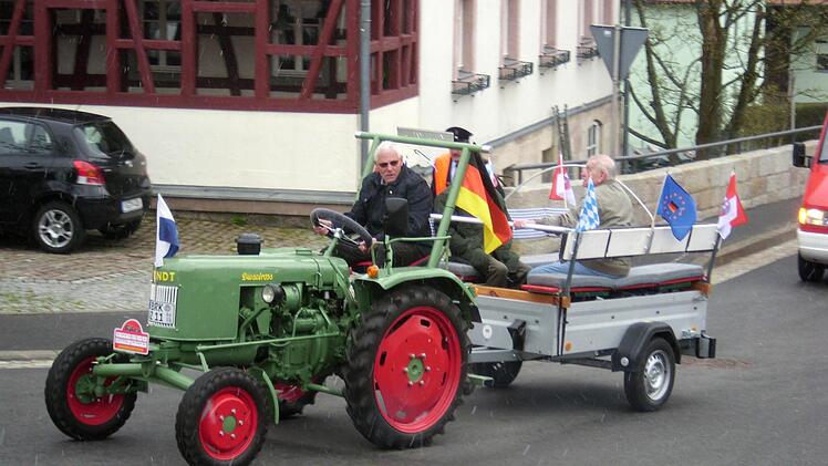 Karl-Heinz Schumm auf seinem "Dieselross" bot einen Fahrdienst für weniger gehtüchtige Siebener-Kameraden an. Foto: W. Vorndran