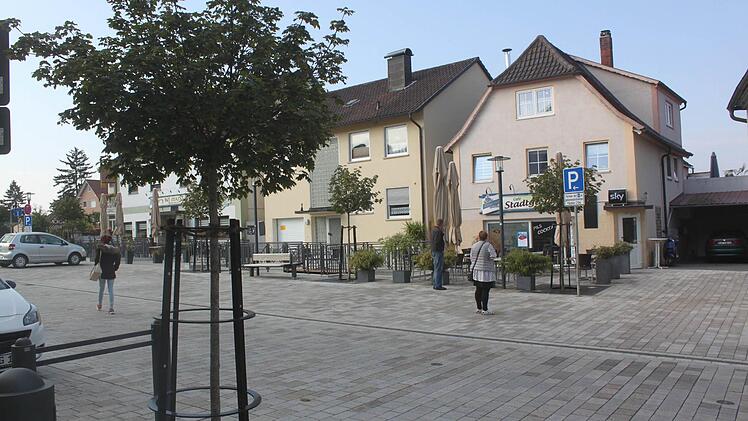 Frisch gepflanzte Ahornbäumchen lockern den neu gestalteten Platz zusätzlich auf. Foto: Matthias Einwag
