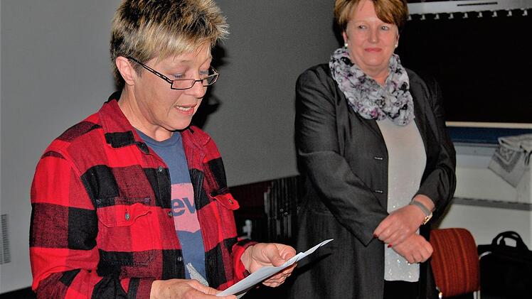 Neubürgerin Anita Ortgies (links, mit Bürgermeisterin Brigitte Meyerdierks) fordert mehr Eigeninitiative der Einwohner bei der Müllbeseitigung. Foto: Sigismund von Dobschütz