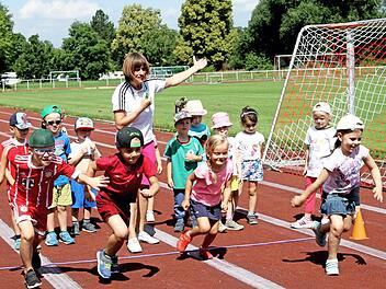 Die Kinder trainieren für das Laufen. Im Wettbewerb stehen Strecken von 200 oder 400 Metern für sie auf dem Programm.  Foto: Günther Geiling