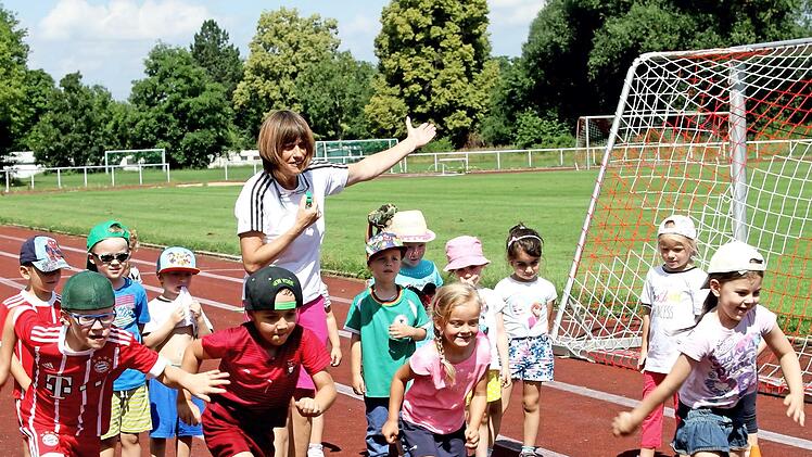Die Kinder trainieren für das Laufen. Im Wettbewerb stehen Strecken von 200 oder 400 Metern für sie auf dem Programm.  Foto: Günther Geiling