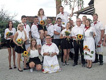 Die Sieger Carina Schorr und Michael Heinlein wurden von den anderen Tanzpaaren in Niederlindach auf die Schulter genommen. Foto: Richard Sänger