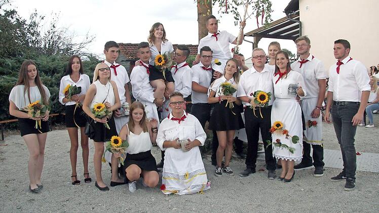 Die Sieger Carina Schorr und Michael Heinlein wurden von den anderen Tanzpaaren in Niederlindach auf die Schulter genommen. Foto: Richard Sänger