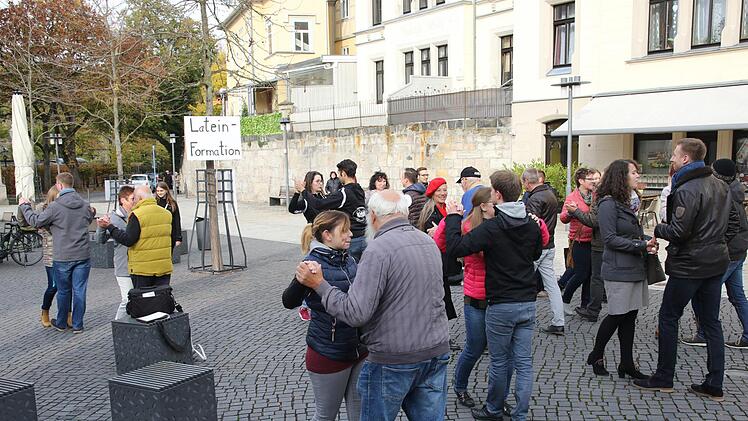 Die Aufgabe, 30 Paare zum Tanzen zu animieren, konnten die Lateintänzer des TVK erfolgreich lösen. Wette gewonnen! Foto: Michael Stelzner