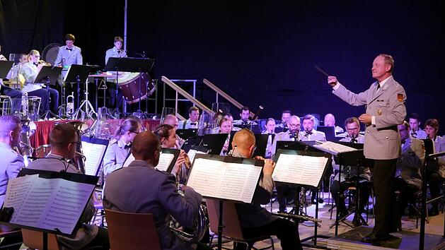 Ein Benefizkonzert spielte das  Heeresmusikkorps Veitshöchheim in der Schondratalhalle. Foto: Oswald Türbl