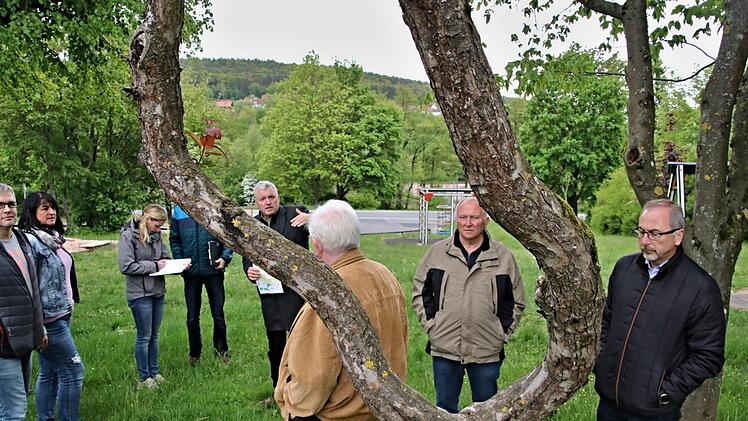 Der Bolzplatz in der Beethovenstraße, wo Bürgermeister Jürgen Hennemann (Vierter von rechts) mit den Mitgliedern des Bauausschusses steht, dürfte einem vorgesehenen Baugelände zum Opfer fallen, möglicherweise auch der Spielplatz im Hintergrund.