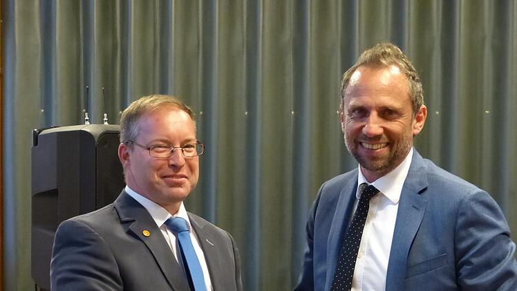 Umweltminister Glauber  (rechts) gratuliert   seinem Parteifreund   Peter Münch zur Kandidatur.