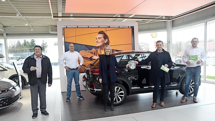 In der neuen VW-Halle (von links): Zweiter Bürgermeister Wolfgang Förtsch, Serviceleiter Norman Meißner, Prokuristin Eva Vetter, Bürgermeister Stefan Heinlein und Vertriebsleiter Marco Pabstmann