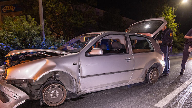 Alkoholisiert und nur zwei intakte Reifen: Kurioser Verkehrsunfall in den Nachtstunden