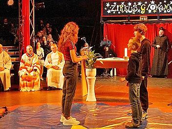Pater Dawid Blazkow (hinten, r.) spielt den Ordensgründer Don Bosco und wie dieser Jugendliche für sich gewinnt.