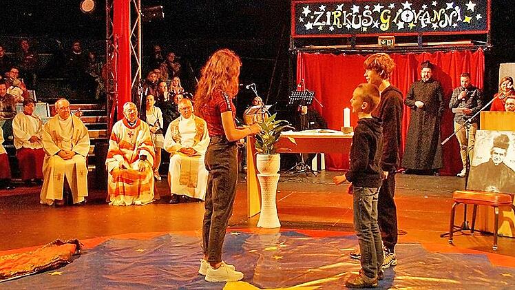 Pater Dawid Blazkow (hinten, r.) spielt den Ordensgründer Don Bosco und wie dieser Jugendliche für sich gewinnt.