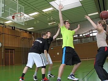 Schwierige Spiel-Situation: Charlotte Schaab aus Schondra will den Ball Martin Haas zuspielen. Doch der wird von Trainer Boris Höttinger gedeckt. Außerdem schiebt sich Eric Mangold geschickt dazwischen. Ob es da der Ball bis in den Korb schafft? Fotos: Ulrike Müller