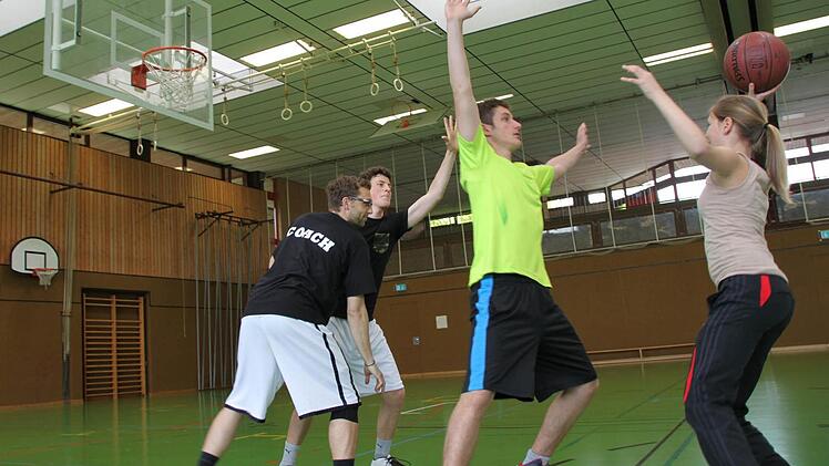 Schwierige Spiel-Situation: Charlotte Schaab aus Schondra will den Ball Martin Haas zuspielen. Doch der wird von Trainer Boris Höttinger gedeckt. Außerdem schiebt sich Eric Mangold geschickt dazwischen. Ob es da der Ball bis in den Korb schafft? Fotos: Ulrike Müller