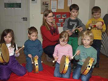 "Früh übt sich, was ein Meister werden will." Das versuchen die Kinder der Vorschulgruppe der Blaskapelle Ebenhausen, die von Isabell Schmitt ans Musizieren herangeführt werden. Vorne trommeln Hannah, Kilian, Jana und Sebastian, hinten Tim und Tim.  Foto: Stefan Geiger