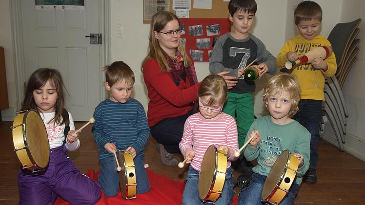 "Früh übt sich, was ein Meister werden will." Das versuchen die Kinder der Vorschulgruppe der Blaskapelle Ebenhausen, die von Isabell Schmitt ans Musizieren herangeführt werden. Vorne trommeln Hannah, Kilian, Jana und Sebastian, hinten Tim und Tim.  Foto: Stefan Geiger