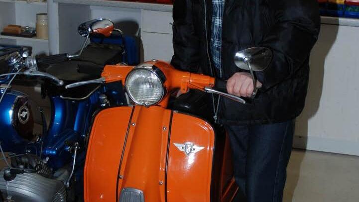Mächtig stolz ist Wolfgang Zink auf sein Schmuckstück, den Motorroller Herbert.