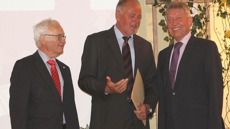 Die höchste Auszeichnung des Landesverbandes "Goldene Rose" erhielt der ehemalige Kreisfachberater Heinz Müller (Mitte), Landrat Rudolf Handwerker (links) und Bez.Vors. Dr. Otto Hühnerkopf (rechts).
