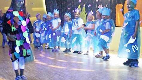 Szene aus dem Musical "Regenbogenfisch" mit (von links) Larissa, Maria, Mia-Laureen, Mariella, Emily, Leonie, Fabian, Lena, Mia, Raphael, Felix und dem Regenbogenfisch Jule (vorne links) Foto: Hofmann