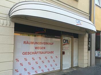 Das Schaufenster verkündet es: Im Bekleidungsgeschäft "Only" beginnt der Räumungsverkauf.  Foto: Oliver Schmidt