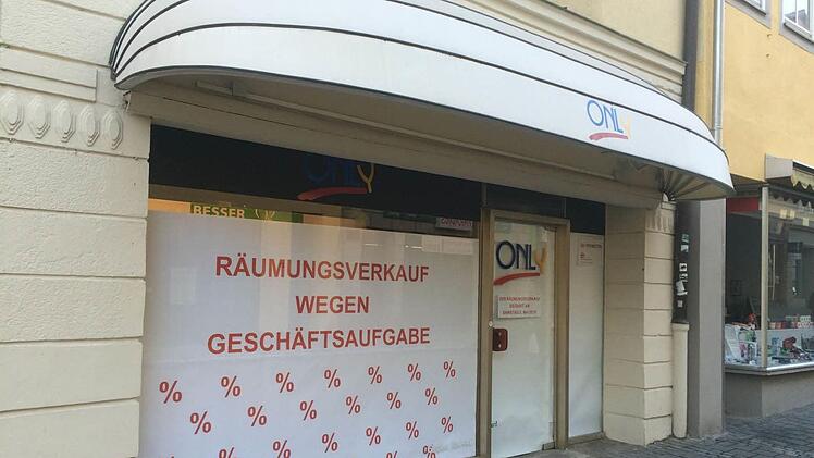 Das Schaufenster verkündet es: Im Bekleidungsgeschäft "Only" beginnt der Räumungsverkauf.  Foto: Oliver Schmidt