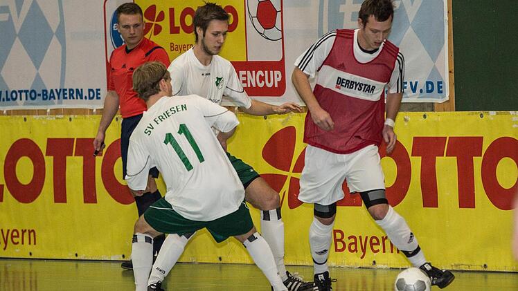 Der SV Friesen und der TSF Theisenort konnten sich vor einem Jahr für die Hallenkreismeisterschaft qualifizieren. Beide Mannschaften sind am Freitag im Einsatz, aber nicht in der gleichen Gruppe. Foto: Heinrich Weiß