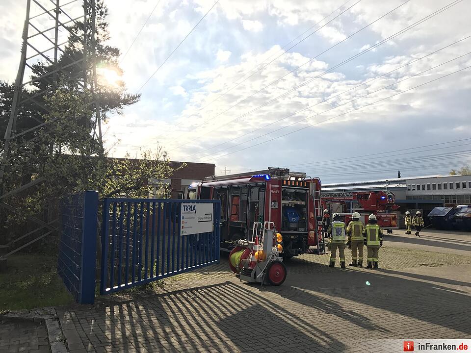 Lagerhallenbrand verursacht hohen Sachschaden - Feuerwehr hat Flammen schnell unter Kontrolle