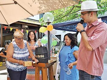 Ihr erster Bieranstich: Burgkunstadts Zweite B&uuml;rgermeisterin Ulrike Koch lie&szlig; sich keine Schwachheit sp&uuml;ren und vollzog den ersten Bieranstich ihres Lebens unter den Augen der anderen G&auml;ste.  Foto: Ingrid Kohles