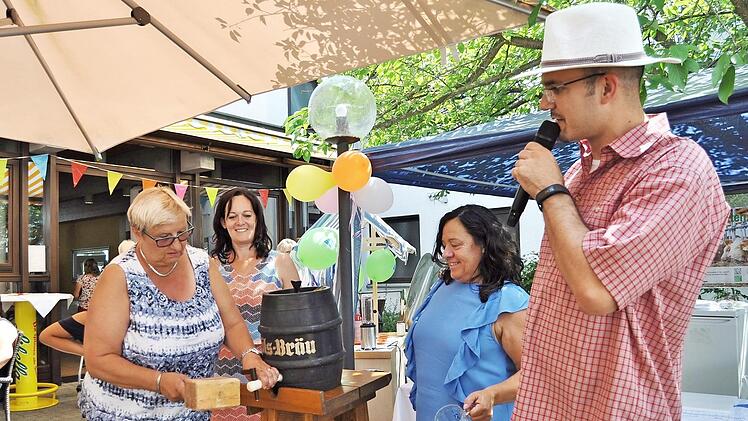 Ihr erster Bieranstich: Burgkunstadts Zweite B&uuml;rgermeisterin Ulrike Koch lie&szlig; sich keine Schwachheit sp&uuml;ren und vollzog den ersten Bieranstich ihres Lebens unter den Augen der anderen G&auml;ste.  Foto: Ingrid Kohles