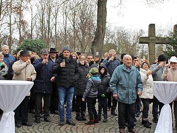 Bürgermeister Hans Beck (2.v.r) und sein Stellvertreter Helmut Schleicher (rechts) stoßen mit den Bürgern aufs neue Jahr an. Foto: Evi Seeger
