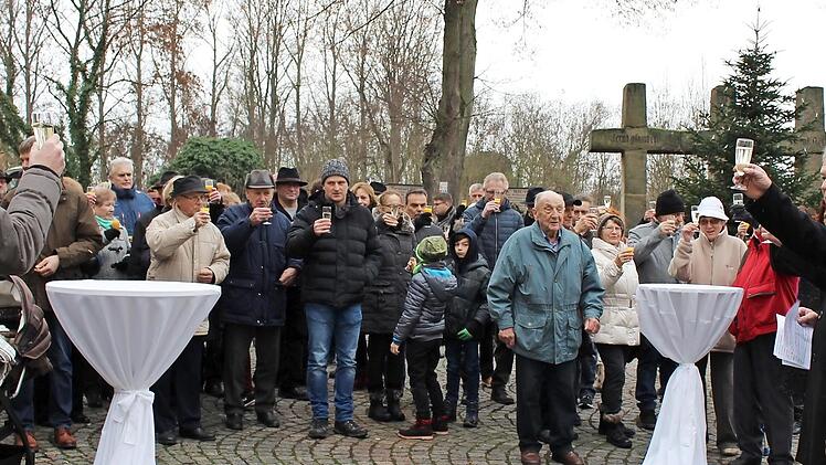 Bürgermeister Hans Beck (2.v.r) und sein Stellvertreter Helmut Schleicher (rechts) stoßen mit den Bürgern aufs neue Jahr an. Foto: Evi Seeger