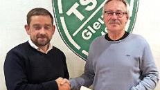 Marco Schramm zeichnet Bertram Bordin für 50-jährige Mitgliedschaft aus.  Foto: TSV Gleußen