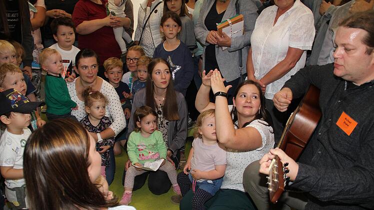 Mit einem Lied erfreuten die Kinder bei der offiziellen Eröffnung der Kindertagesstätte Körbla.  Foto: Gerda Völk