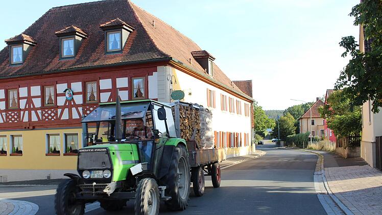 Beim Sternwirt (links) beginnt der zweite Ausbauabschnitt. Er zieht sich durch bis zum Ortsende. Die Dorfmitte wurde bereits im Zuge der Dorferneuerung saniert und neu gestaltet.      Foto: Evi Seeger