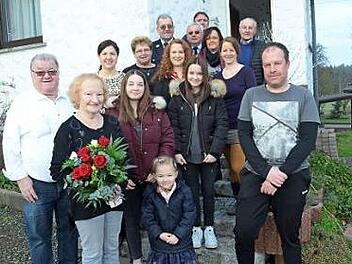 Gratulationscour zur goldenen Hochzeit von Manfred und Christine Thiel (vorne links). Mit im Bild Zweite Bürgermeisterin Angela Hofmann (zweite Reihe links) sowie Kinder, Enkel und Vertreter der Vereine.  Foto: K.- H. Hofmann