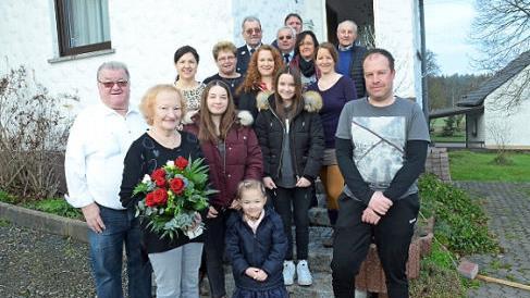 Gratulationscour zur goldenen Hochzeit von Manfred und Christine Thiel (vorne links). Mit im Bild Zweite Bürgermeisterin Angela Hofmann (zweite Reihe links) sowie Kinder, Enkel und Vertreter der Vereine.  Foto: K.- H. Hofmann