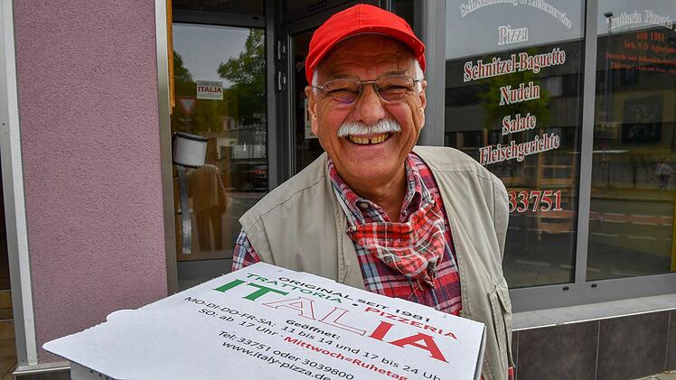 Auf Achse: Hans Kohmann liefert auch noch mit 83 Jahren mehrmals in der Woche in Bamberg Pizza aus.  Foto: Ronald Rinklef