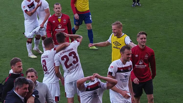 Unbändige Freude und ungläubiges Staunen, als der Club den Sargdeckel wieder öffnete. Foto: Jürgen Schmitt