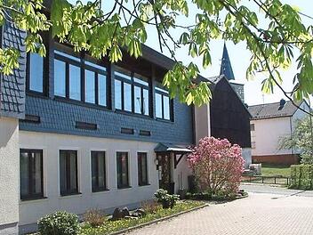 Nach 40 Jahren sind am Mehrzweckhaus Nurn umfangreiche Sanierungs- und Renovierungsarbeiten notwendig. Die Förderung erfolgt über das Amt für Ländliche Entwicklung Oberfranken.  Foto: Hans Franz