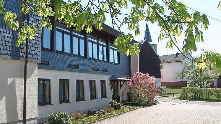 Nach 40 Jahren sind am Mehrzweckhaus Nurn umfangreiche Sanierungs- und Renovierungsarbeiten notwendig. Die Förderung erfolgt über das Amt für Ländliche Entwicklung Oberfranken.  Foto: Hans Franz