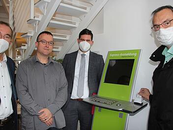 Alle drei Bürgermeister besuchten am Freitag Andreas Hoffmann (Zweiter von links) in dessen künftiger Praxis. Von links: Hans-Herbert Hartan, Dominik Sauerteig und Thomas Nowak.