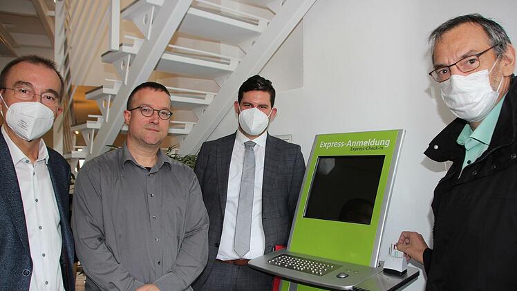 Alle drei Bürgermeister besuchten am Freitag Andreas Hoffmann (Zweiter von links) in dessen künftiger Praxis. Von links: Hans-Herbert Hartan, Dominik Sauerteig und Thomas Nowak.