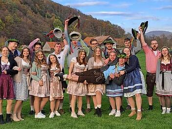 Plopaare feiern wieder in Riedenberg: Elf Paare frönten der Tradition von Wedel holen, Tanz- und Weinprobe über Kranzbinden und Baum holen bis zum Tanz um den Plobaum mit dem Kirmesspruch des "Öwer-Latsch".
