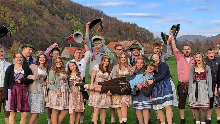 Plopaare feiern wieder in Riedenberg: Elf Paare frönten der Tradition von Wedel holen, Tanz- und Weinprobe über Kranzbinden und Baum holen bis zum Tanz um den Plobaum mit dem Kirmesspruch des "Öwer-Latsch".
