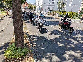 Motorradfahrer fahren auf einer Straße bei sonnigem Wetter. Dies ist Teil der "Toy Run"-Veranstaltung in Bamberg, bei der Spenden für kranke Kinder gesammelt werden.