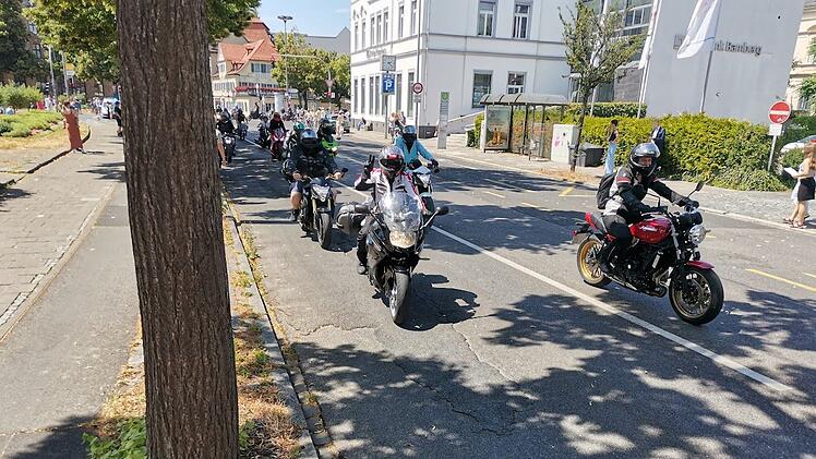Motorradfahrer fahren auf einer Straße bei sonnigem Wetter. Dies ist Teil der "Toy Run"-Veranstaltung in Bamberg, bei der Spenden für kranke Kinder gesammelt werden.