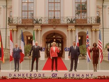 "Tanz der Titanen" erzählt von einem G7-Gipfel, der horrormäßig aus dem Ruder läuft. In einer Hauptrolle: Cate Blanchett (Mitte) als deutsche Bundeskanzlerin.