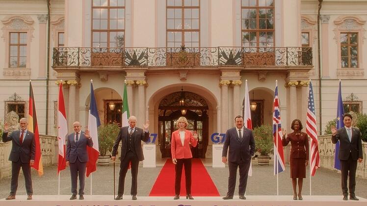 "Tanz der Titanen" erz&auml;hlt von einem G7-Gipfel, der horrorm&auml;&szlig;ig aus dem Ruder l&auml;uft. In einer Hauptrolle: Cate Blanchett (Mitte) als deutsche Bundeskanzlerin.