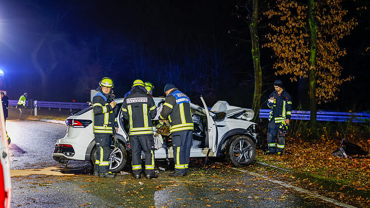 Schwerverletzte nach Unfall auf B4 bei Erlangen aus Auto befreit
