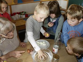 Kleine Forscher sind die Prölsdorfer Kindergartenkinder. Moritz weiß, wie er mit einem umgekehrten Glas aus einem ausgebrannten Teelicht ein Gummibärchen-U-Boot macht. Das geht,  "weil das Glas nicht leer ist, sondern voller Luft", sagt der Bub über das Experiment.  Fotos:  sw