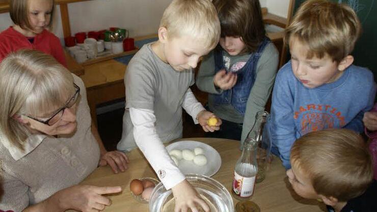 Kleine Forscher sind die Prölsdorfer Kindergartenkinder. Moritz weiß, wie er mit einem umgekehrten Glas aus einem ausgebrannten Teelicht ein Gummibärchen-U-Boot macht. Das geht,  "weil das Glas nicht leer ist, sondern voller Luft", sagt der Bub über das Experiment.  Fotos:  sw